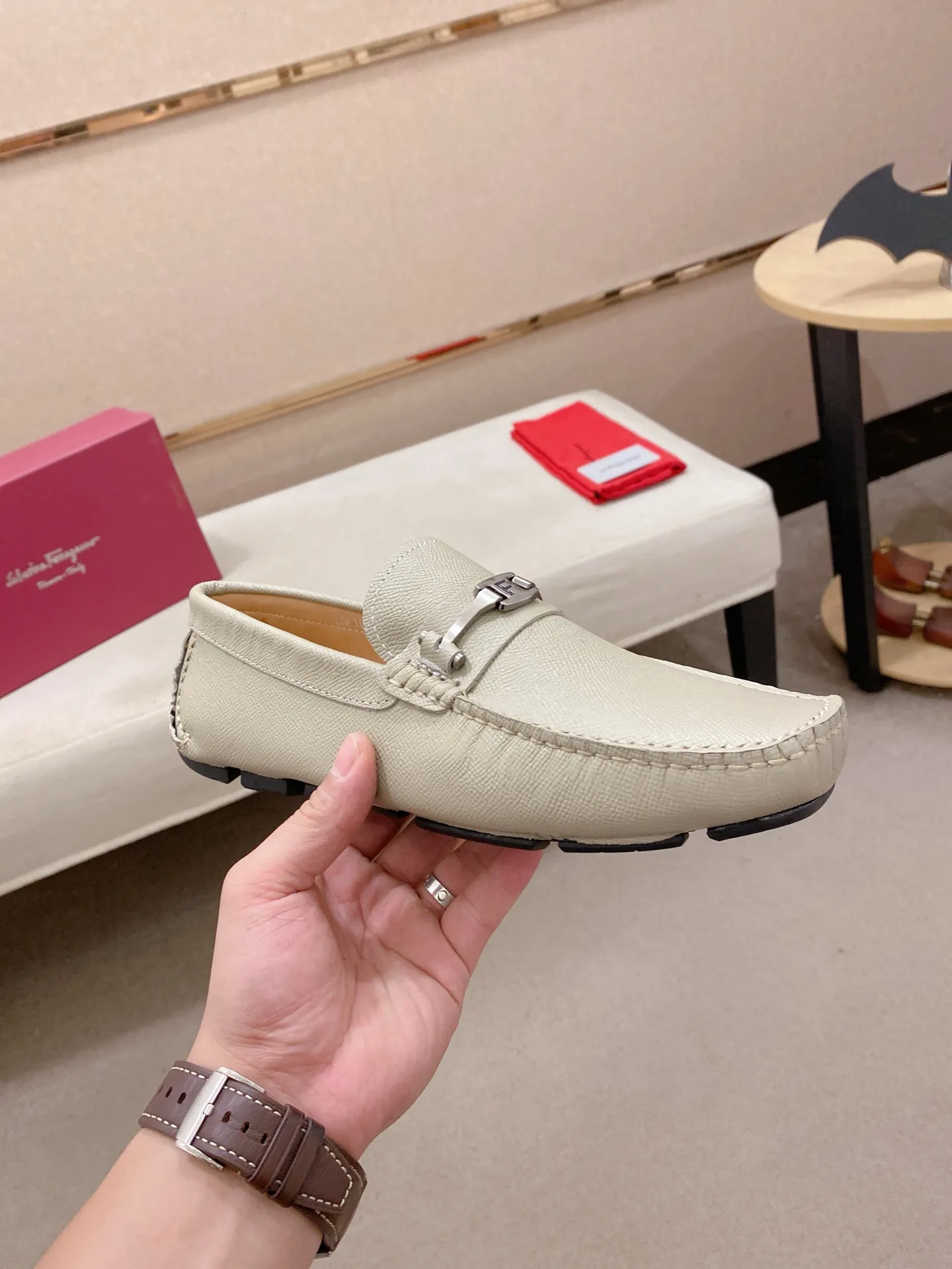 Factory price: 540💰High-end quality! Ferragamo🆕🆕Exclusive hot-selling products in stock🔥🔥New products on the shelves, high-quality Ferragamo men's pea shoes, high-end casual driving shoes, with complete packaging! 💪 💪 Material: imported first-layer cowhide 🐂 + imported high-quality water-dyed cowhide lining + wear-resistant outsole 👍🏻👍🏻 Features: high-end and comfortable, purely handmade 🚀 🚀 Create the perfect shoe that suits you best 🔥 🔥 Size: (38-44) 45 standard size can be customized!